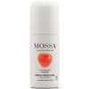Mossa Fresh Moisture Deodorantti Roll-On; valkoinen muovipullo Mossa Fresh Moisture -deodoranttia, kiiltopinta ja sylinterin muoto pyöristetyin reunoin; etupuolella värikuva mansikasta ja painettua tekstiiä, kuten ”certified skincare”, ”vitamins” ja ”all-day protection”; kirjasin groteski; tausta valkoinen, ei ihmisiä tai käsiä kuvassa.
