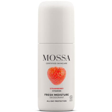 Mossa Fresh Moisture Deodorantti Roll-On; valkoinen muovipullo Mossa Fresh Moisture -deodoranttia, kiiltopinta ja sylinterin muoto pyöristetyin reunoin; etupuolella värikuva mansikasta ja painettua tekstiiä, kuten ”certified skincare”, ”vitamins” ja ”all-day protection”; kirjasin groteski; tausta valkoinen, ei ihmisiä tai käsiä kuvassa.