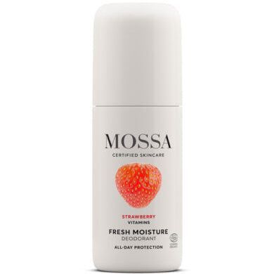 Mossa Fresh Moisture Deodorantti Roll-On; valkoinen muovipullo Mossa Fresh Moisture -deodoranttia, kiiltopinta ja sylinterin muoto pyöristetyin reunoin; etupuolella värikuva mansikasta ja painettua tekstiiä, kuten ”certified skincare”, ”vitamins” ja ”all-day protection”; kirjasin groteski; tausta valkoinen, ei ihmisiä tai käsiä kuvassa.