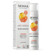 Mossa Glow Cocktail Kirkastava Yövoide; pullo ja pakkaus MOSSA Glow Cocktail -kirkastavaa yövoidetta kvittenillä, lakkakukalla, C-vitamiinilla ja kosteuttavalla hyaluronihapolla, merkitty vegaaniseksi ja sopivaksi kaikille ihotyypeille; sekä pullo että pakkaus valkoisia mattapinnalla; laatikossa mustaa groteskitekstiä eri kokoina; ei ihmisiä tai käsiä; vaalea tausta lähikuvassa.