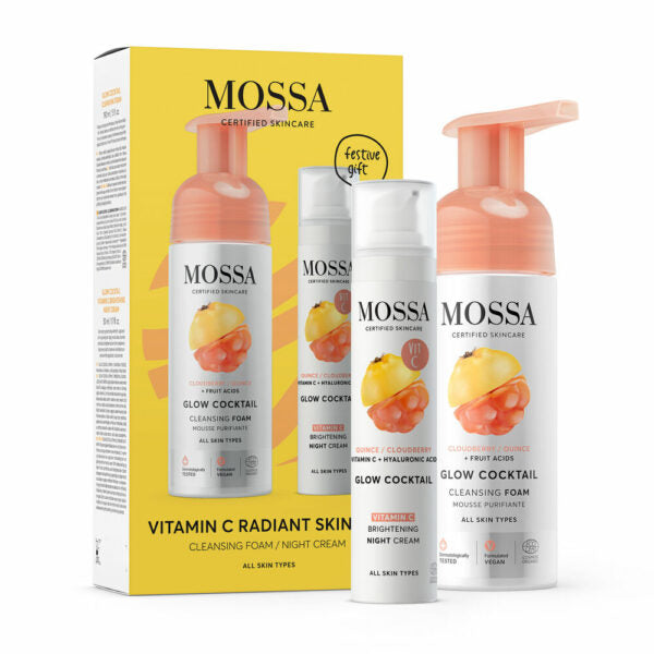 Mossa Vitamin C Lahjasetti; Glow Cocktail -puhdistusvaahto ja yövoide, molemmat C-vitamiinilla rikastettuja; tuotteet ovat eloisan oranssi-valkoisessa pakkauksessa mattapinnalla ja sylinterinmuotoisina, aseteltuna suorakulmaisen keltaisen laatikon viereen; groteskitypografiaa etiketeissä; ei ihmisiä tai käsiä näkyvissä; sopii kaikille ihotyypeille.