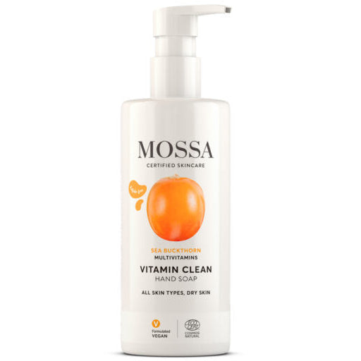 Mossa Vitamin Clean Käsisaippua; valkoinen MOSSA Vitamin Clean -käsisaippuapullo pumpulla, mattapinta ja sylinterin muoto; etuetiketissä oranssin hedelmän kuvitus, yksinkertaista groteskitekstiiä ja maininta tyrnin monivitamiineista kaikille ihotyypeille; tuote kuvattu tasaista taustaa vasten, ei ihmisiä tai muita esineitä.