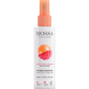 Mossa Vitamin Cocktail Energisoiva Kasvovesi; valkoinen sylinterin muotoinen muovinen suihkepullo mattapinnalla ja kirkkaanoranssilla korkilla; etiketissä lukee lihavoidulla groteskilla ”Mossa Vitamin Cocktail Energising Toner Mist”, kuvina tyrniä ja vadelmaa etupuolella; lisätekstissä mainitaan sopivuus normaalille, janoiselle ja kuivalle iholle; tausta tasainen ja pelkistetty.
