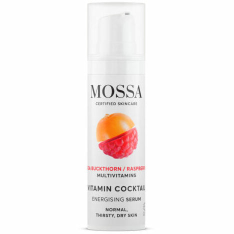 Mossa Vitamin Cocktail Energisoiva Seerumi; valkoinen Mossa Vitamin Cocktail Energising Serum -pullo, jossa kuva tyrnistä ja vadelmasta; etiketissä mainitaan koostumus normaalille, janoiselle ja kuivalle iholle; pullo sylinterin muotoinen kiiltopinnalla ja valkoisella pumpulla; musta groteskiteksti etiketissä näyttää tuotenimen; tausta valkoinen, ei ihmisiä tai käsiä kuvassa.
