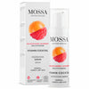 Mossa Vitamin Cocktail Energisoiva Seerumi; pullo ja rasia MOSSA Vitamin Cocktail Energising Serum -seerumia tyrnillä ja vadelmalla, suunniteltu normaalille, janoiselle ja kuivalle iholle; sekä pullo että rasia valkoisia värikkäin hedelmäkuvituksin; etikettiteksti selkeällä groteskilla korostaen vegaanisia ainesosia ja ihotautilääkärin testausta; neutraali tausta, ei ihmisiä tai käsiä, tavanomainen tuotekuvakulma.