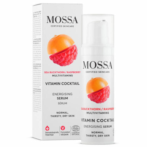 Mossa Vitamin Cocktail Energisoiva Seerumi; pullo ja rasia MOSSA Vitamin Cocktail Energising Serum -seerumia tyrnillä ja vadelmalla, suunniteltu normaalille, janoiselle ja kuivalle iholle; sekä pullo että rasia valkoisia värikkäin hedelmäkuvituksin; etikettiteksti selkeällä groteskilla korostaen vegaanisia ainesosia ja ihotautilääkärin testausta; neutraali tausta, ei ihmisiä tai käsiä, tavanomainen tuotekuvakulma.