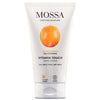 Mossa Vitamin Touch Käsivoide; valkoinen Mossa Vitamin Touch -käsivoidetuubi tyrnikuvalla, merkitty kaikille ihotyypeille ja kuivalle iholle; tuubi kiiltopintainen sylinterin muotoinen litteällä korkilla; pääteksti groteskikirjasimella mustana ja kultaisena; tausta valkoinen, ei rekvisiittaa tai ihmisiä; pakkaus korostaa monivitamiinipitoisuutta ja vegaanista koostumusta.
