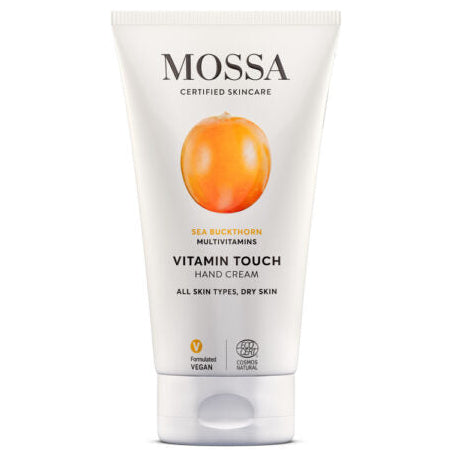 Mossa Vitamin Touch Käsivoide; valkoinen Mossa Vitamin Touch -käsivoidetuubi tyrnikuvalla, merkitty kaikille ihotyypeille ja kuivalle iholle; tuubi kiiltopintainen sylinterin muotoinen litteällä korkilla; pääteksti groteskikirjasimella mustana ja kultaisena; tausta valkoinen, ei rekvisiittaa tai ihmisiä; pakkaus korostaa monivitamiinipitoisuutta ja vegaanista koostumusta.
