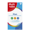 Multi-tabs Man; laatikko Multi-tabs Man -monivitamiini- ja kivennäisainetableteille, merkitty 60 tabletille; koostumus tukee energiaa, immuunipuolustusta ja lihastoimintaa; gsk-brändilogo oikeassa yläkulmassa; laatikko kiiltäväpintainen, pääväreinä sininen ja valkoinen punaisella korostusraidalla; lihavoitu groteskityyppografia etusivulla; ei ihmisiä tai käsiä, valkoinen tausta, suoraan edestä kuvattu.