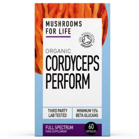 Mushrooms For Life Luomu Cordyceps Perform; rasia Mushrooms For Life Organic Cordyceps Perform -ravintolisää, 60 kapselia; kolmannen osapuolen laboratoriotestattu ja sisältää vähintään 15 % beetaglukaaneja; pakkaus valkoinen eloisin oranssein ja violetein tehostein; rasiassa neliskulmaiset reunat, mattapinta, lihavoitu groteskikirjasin; tuote kuvattu erillisenä tasaisella valkoisella taustalla; ei ihmisiä tai käsiä kuvassa.