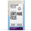 Mushrooms For Life Luomu Lions Mane; rasia Lions Mane Focus -luomusienikapseleita, merkitty kolmannen osapuolen laboratoriotestatuksi ja sisältävän vähintään 10 % beetaglukaaneja, 60 kapselia; suorakaiteen muotoinen pakkaus pääosin valkoisena ja sinisenä mattapinnalla; etikettitekstissä tummansinistä ja mustaa groteskikirjasinta; tausta tasainen valkoinen, ei ihmisiä tai rekvisiittaa; kuva näyttää pakkauksen etusivun selkeästi.