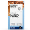 Mushrooms For Life Luomu Maitake -pakkaus, sisältää 60 kapselia, kolmannen osapuolen laboratoriotestattu, vähintään 30 % beetaglukaaneja, Soil Association -luomusertifiointi; suorakulmainen pahvipakkaus mattapinnalla, pääväri valkoinen violetein tekstikorostuksin ja sienikuvin; tuotenimi lihavoidulla tekstausvapaalla fontilla etupaneelissa; tausta valkoinen, studiokuva; ei ihmisiä tai käsiä näkyvissä.