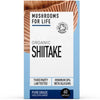 Mushrooms for Life Luomu Shiitake -pakkaus, sisältää 60 kapselia; suorakulmainen laatikko mattapinnalla, valkoinen ja ruskea väritys; etiketissä sekä serif- että tekstausvapaita fontteja; näkyvässä tekstissä maininta luomusertifioinnista, kolmannen osapuolen laboratoriotestauksesta ja vähintään 30 % beetaglukaaneista; tuote yksinkertaista taustaa vasten, studiotyylinen kuva.