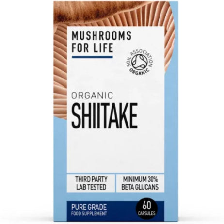 Mushrooms for Life Luomu Shiitake -pakkaus, sisältää 60 kapselia; suorakulmainen laatikko mattapinnalla, valkoinen ja ruskea väritys; etiketissä sekä serif- että tekstausvapaita fontteja; näkyvässä tekstissä maininta luomusertifioinnista, kolmannen osapuolen laboratoriotestauksesta ja vähintään 30 % beetaglukaaneista; tuote yksinkertaista taustaa vasten, studiotyylinen kuva.