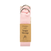 Myga Joogavyö; taitettu vaaleanpunainen kangashihna kahdella hopeisella D-renkaalla; kiinnitetty ruskea riippulappu tekstillä "myga 2 in 1 Yoga Strap" selkeällä fontilla ja kuvituksena joogaliikkeessä istuva henkilö; valkoinen tausta, ei ihmisiä tai muita esineitä näkyvissä.