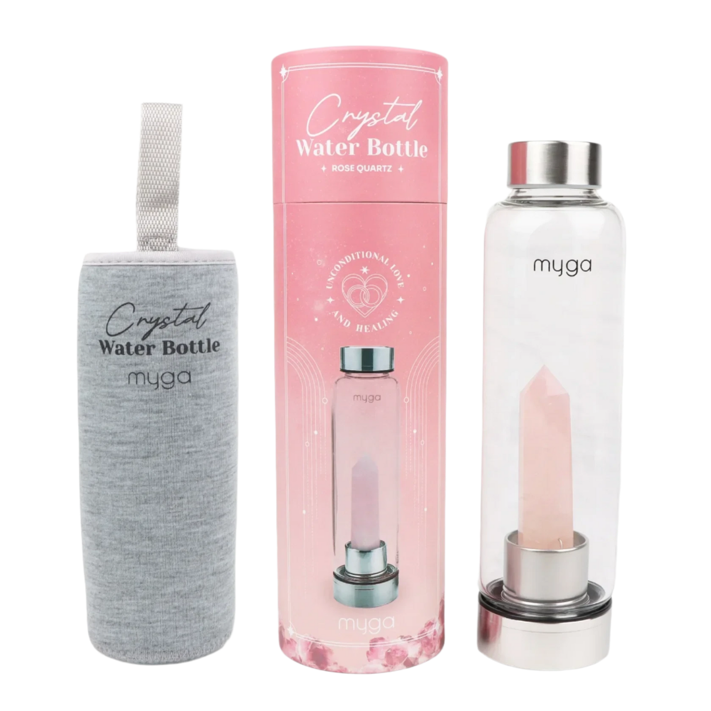 Myga Kristallivesipullo Ruusukvartsi; lasinen vesipullo, jossa ruusukvartsikristalli sisällä, harmaa kangaspäällinen ja pinkki sylinterinmuotoinen laatikko merkitty "Crystal Water Bottle" ja "myga"; pullo on läpinäkyvä metallisin korkkiosin, kristalli on vaaleanpunainen ja fasetoitu, päällisessä ommeltu sauma ja päällevedettävä muotoilu, laatikossa valkoista groteskitekstiä; tausta valkoinen, pelkkä tuotekuva studiossa.