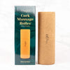 Myga Hierontaroller Korkki; korkkinen hierontarulla pystyssä pakkauksen vieressä, jossa teksti "myga Cork Massage Roller, Includes Storage Bag, 30cm by 10cm"; rulla sylinterinmuotoinen, keskiruskea korkki mattapintaisena; pahvipakkaus neutraalinvärinen yksinkertaisella mustalla groteskitekstillä; molemmat sileällä valkoisella alustalla harmaan marmoritaustan edessä; ei ihmisiä tai käsiä kuvassa.