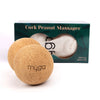 Myga Tuplahierontapallo Korkki; kaksi korkkista hierontapalloa tekstillä "myga" pienin kirjaimin, aseteltuna vihreän mattapintaisen pakkauksen eteen tekstillä "Cork Peanut Massager" lihavoiduin valkoisin kirjaimin; avatun laatikon sisällä osittain näkyvissä luonnonvärinen vetonyörillinen kangaspussi; vaalea, hyvin valaistu tausta, ei ihmisiä tai käsiä kuvassa.