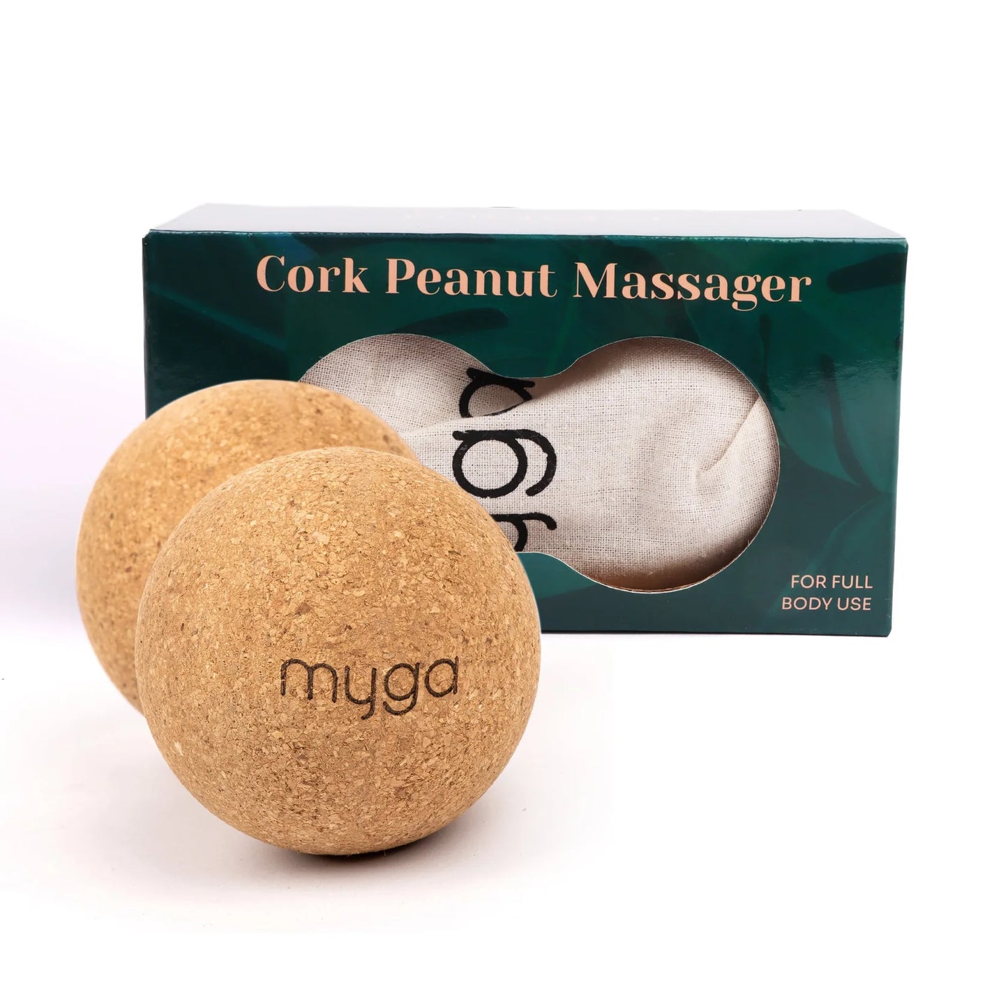 Myga Tuplahierontapallo Korkki; kaksi korkkista hierontapalloa tekstillä "myga" pienin kirjaimin, aseteltuna vihreän mattapintaisen pakkauksen eteen tekstillä "Cork Peanut Massager" lihavoiduin valkoisin kirjaimin; avatun laatikon sisällä osittain näkyvissä luonnonvärinen vetonyörillinen kangaspussi; vaalea, hyvin valaistu tausta, ei ihmisiä tai käsiä kuvassa.