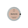 Flow Cosmetics Luomu Sheavoi Body Butter, 130 ml; pyöreä hopeanvärinen peltipurkki, beige etiketti; etiketissä mustaa groteskitekstiä, kuvaus hoitavasta ja kosteuttavasta yleisvoiteesta; matta pinta ja litteä kansi; kuvattu suoraan ylhäältä vaalealla taustalla, ei ihmisiä.