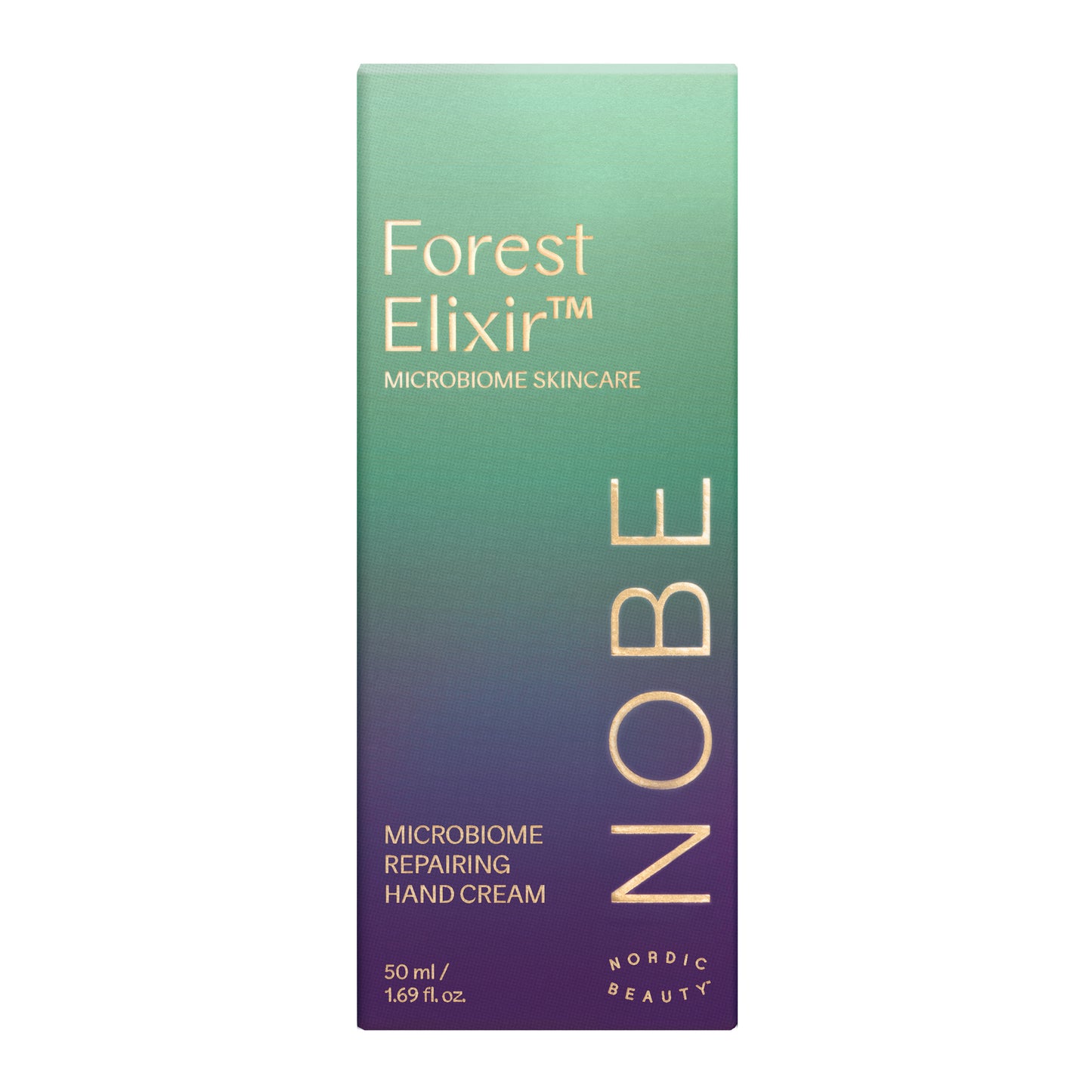 Suorakaiteen muotoinen NOBE Forest Elixir Microbiome Repairing Hand Cream -pakkaus, 50 ml, mattaväriliukuvärjäyksellä vihreästä yläosasta violettiin alaosaan; pakkauksessa kultaisensävyistä tekstiä modernilla groteskikirjasimella; ei ihmisiä tai käsiä näkyvissä; tausta valkoinen tasaisella valaistuksella, näkyvissä vain etiketin teksti.