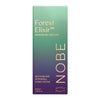 Suorakaiteen muotoinen NOBE Forest Elixir Microbiome Repairing Hand Cream -pakkaus, 50 ml, mattaväriliukuvärjäyksellä vihreästä yläosasta violettiin alaosaan; pakkauksessa kultaisensävyistä tekstiä modernilla groteskikirjasimella; ei ihmisiä tai käsiä näkyvissä; tausta valkoinen tasaisella valaistuksella, näkyvissä vain etiketin teksti.