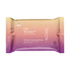 NOBE Oat Wonder Delicate Cleansing Wipes -pakkaus pinkistä violettiin liukuvärillä ja valkoisella tekstillä, sisältää 25 biohajoavaa liinaa ravitsevalla kauralla hellävaraiseen ihonhoitoon; suorakaiteen muotoinen pehmeä muovipakkaus mattapinnalla vaakasuunnassa; päätekstissä yksinkertainen groteskikirjasin tuotenimelle ja määrälle; ei ihmisiä tai käsiä näkyvissä; yhtenäinen vaalea tausta, studiokuva.