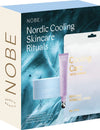 NOBE Nordic Cooling Skincare Rituals; setti sisältää sinisen voidepurkin mattapinnalla, violetin kiiltäväpintaisen silmänympärysvoidetuubin ja valkoisen hydrogeelinaamiopussin; kaikki esillä jäsennellyssä vaaleansinisessä pakkauksessa painetuin tuotetiedoin; luettavassa tekstissä brändinimi ja tuotenimet; valkoinen tausta, ei ihmisiä tai käsiä; kuvattu suoraan edestä.