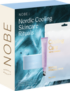 NOBE Nordic Cooling Skincare Rituals; setti sisältää sinisen voidepurkin mattapinnalla, violetin kiiltäväpintaisen silmänympärysvoidetuubin ja valkoisen hydrogeelinaamiopussin; kaikki esillä jäsennellyssä vaaleansinisessä pakkauksessa painetuin tuotetiedoin; luettavassa tekstissä brändinimi ja tuotenimet; valkoinen tausta, ei ihmisiä tai käsiä; kuvattu suoraan edestä.