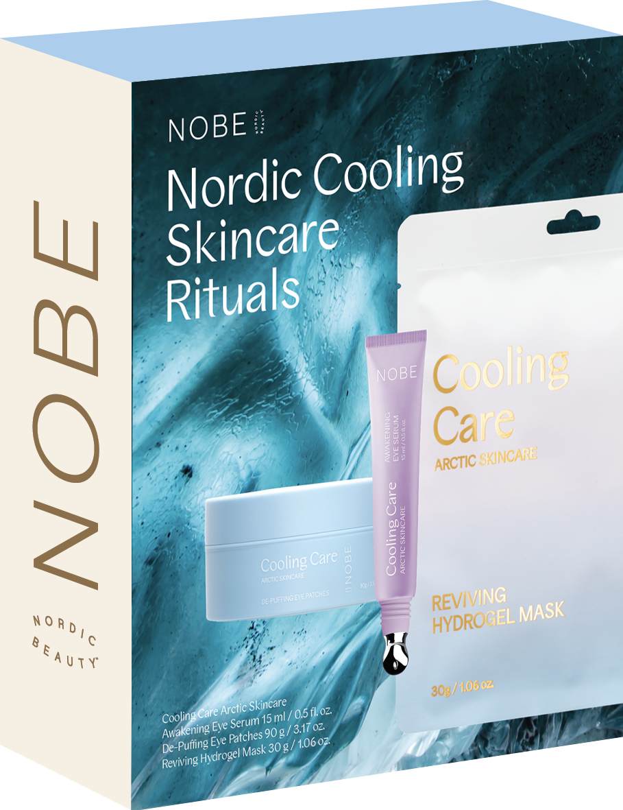 NOBE Nordic Cooling Skincare Rituals; setti sisältää sinisen voidepurkin mattapinnalla, violetin kiiltäväpintaisen silmänympärysvoidetuubin ja valkoisen hydrogeelinaamiopussin; kaikki esillä jäsennellyssä vaaleansinisessä pakkauksessa painetuin tuotetiedoin; luettavassa tekstissä brändinimi ja tuotenimet; valkoinen tausta, ei ihmisiä tai käsiä; kuvattu suoraan edestä.