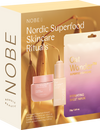 NOBE Nordic Superfood Skincare Rituals; setti sisältää Oat Wonder™ -kosteusvoidetta, seerumia ja kosteuttavan kangasnaamion suorakaiteen muotoisissa tai tuubipakkauksissa; pakkaukset vaaleanpunaisia ja violetteja mattapinnalla, kirkasta muovia tai pahvia; minimalistinen groteskityypografia esittää tuotenimet; taustalla näkyy kaurakasveja; ei ihmisiä tai käsiä; studiotuotekuva suoraan edestä.