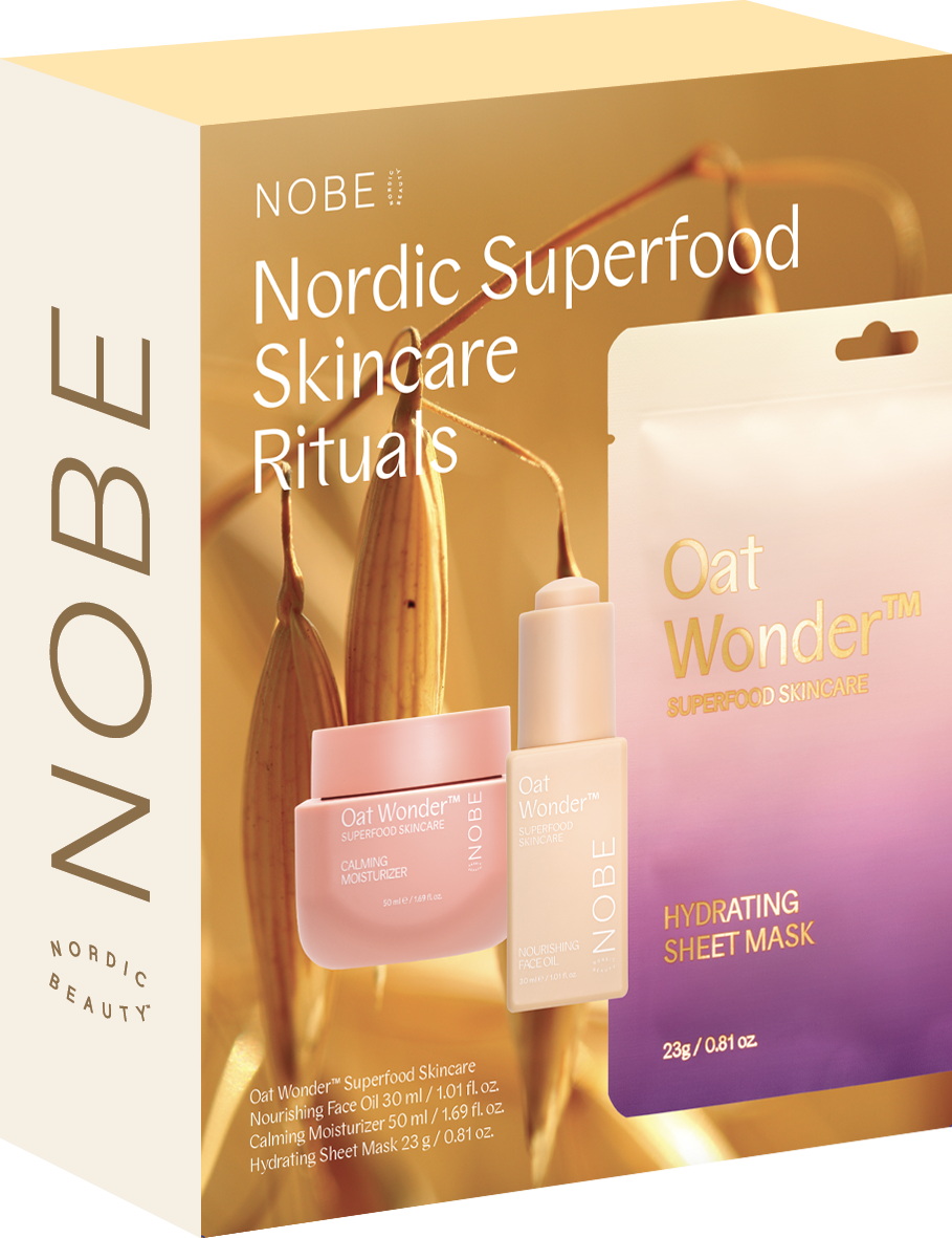 NOBE Nordic Superfood Skincare Rituals; setti sisältää Oat Wonder™ -kosteusvoidetta, seerumia ja kosteuttavan kangasnaamion suorakaiteen muotoisissa tai tuubipakkauksissa; pakkaukset vaaleanpunaisia ja violetteja mattapinnalla, kirkasta muovia tai pahvia; minimalistinen groteskityypografia esittää tuotenimet; taustalla näkyy kaurakasveja; ei ihmisiä tai käsiä; studiotuotekuva suoraan edestä.