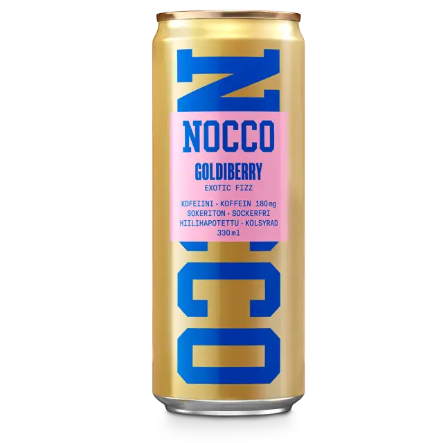 Kultainen NOCCO Goldberry Exotic Fizz -energiajuomatölkki lihavoidulla sinisellä tekstillä ja elävällä pinkillä etiketillä, joka korostaa tuotetietoja. Tölkki on lieriömäinen, mattametallinen pinta, ja siinä on versaalein kirjaimin pääteviivaton teksti. Ihmisiä tai käsiä ei näy. Tausta on valkoinen, tuote keskitetty kuvaan. Osa etikettitekstistä on luettavissa tölkin alaosassa.
