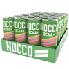 NOCCO BCAA+ Peachango Energiajuoma 24-pack; tarjotin, jossa 24 vihreää NOCCO BCAA+ -energiajuomatölkkiä, kussakin lihavoitua valkoista tekstiä sekä eloisia vaaleanpunaisia ja keltaisia vaakaraitoja; tölkit lieriömäisiä mattapinnalla ja hopeisella yläosalla; tuotenimi versaalein tikkukirjaimin; tausta tasainen valkoinen, ei ihmisiä tai käsiä näkyvissä kuvassa.