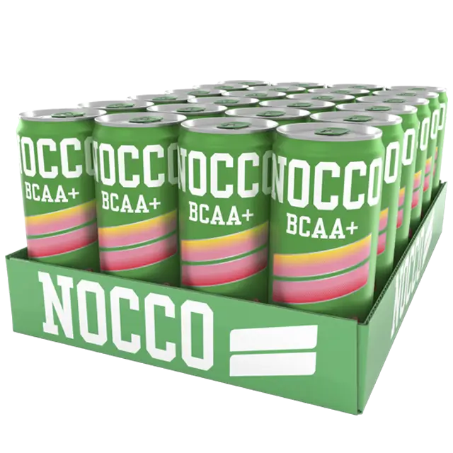 NOCCO BCAA+ Peachango Energiajuoma 24-pack; tarjotin, jossa 24 vihreää NOCCO BCAA+ -energiajuomatölkkiä, kussakin lihavoitua valkoista tekstiä sekä eloisia vaaleanpunaisia ja keltaisia vaakaraitoja; tölkit lieriömäisiä mattapinnalla ja hopeisella yläosalla; tuotenimi versaalein tikkukirjaimin; tausta tasainen valkoinen, ei ihmisiä tai käsiä näkyvissä kuvassa.