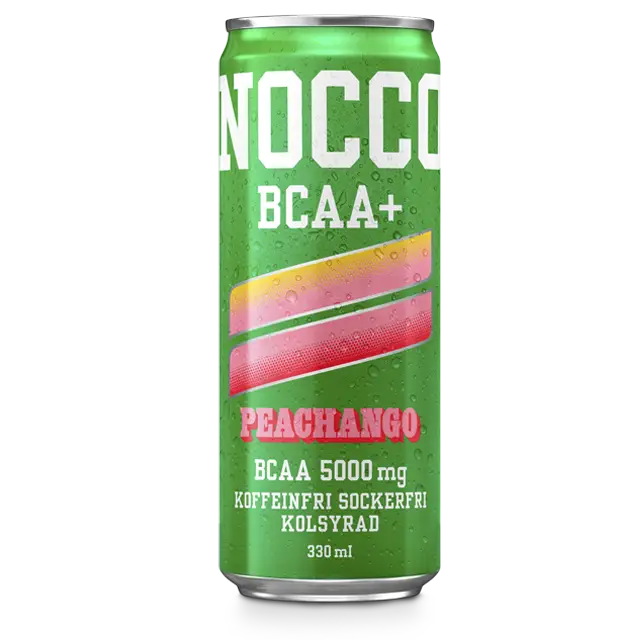 NOCCO BCAA+ Peachango Energiajuoma 24-pack; vihreä alumiinitölkki NOCCO BCAA+ Peachango -juomaa värikkäin vinoraidoin ja kiiltäväpinnalla, pystyssä tasaisella taustalla; lihavoitu tikkukirjasin sisältää tekstin: ”5000 mg BCAA, caffeine-free, sugar-free, carbonated”; pinnassa näkyvissä kondenssipisaroita; ei ihmisiä tai rekvisiittaa kuvassa.