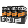 NOCCO FOCUS Black Orange Energiajuoma 24-pack; musta tarjotin sisältää kaksitoista mustaa NOCCO FOCUS -tölkkiä oranssein vinoraidoin; tölkit sylinterin muotoisia mattapinnalla ja lihavoidulla groteskitekstillä; tarjotin suorakulmainen, muovia tai pinnoitettua pahvia, kyljessä NOCCO-logo ja kaksi valkoista vaakaviivaa; tausta valkoinen, ei ihmisiä tai käsiä kuvassa.