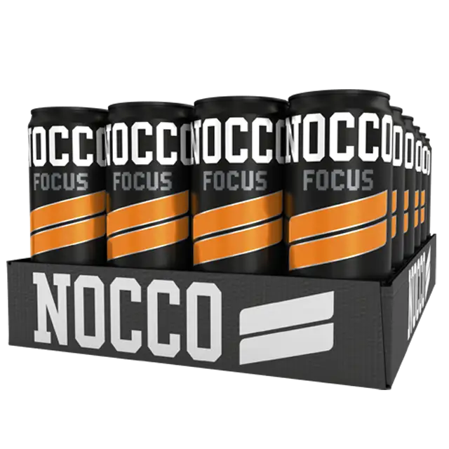 NOCCO FOCUS Black Orange Energiajuoma 24-pack; musta tarjotin sisältää kaksitoista mustaa NOCCO FOCUS -tölkkiä oranssein vinoraidoin; tölkit sylinterin muotoisia mattapinnalla ja lihavoidulla groteskitekstillä; tarjotin suorakulmainen, muovia tai pinnoitettua pahvia, kyljessä NOCCO-logo ja kaksi valkoista vaakaviivaa; tausta valkoinen, ei ihmisiä tai käsiä kuvassa.