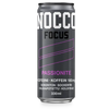 NOCCO FOCUS Passionite Energiajuoma 24-pack; 330 millilitran NOCCO Focus -energiajuomatölkki tekstillä Passionite violetein korostuksin; alumiinitölkki kapea ja sylinterin muotoinen mattapinnalla; groteskikirjasin näyttää tuotetiedot: ”180mg caffeine”, ”BCAA”, ”sugar-free” ja ”carbonated”; suomen- ja ruotsinkielistä tekstiä etiketissä; kuvan tausta tumma yhtenäinen, ei muita esineitä tai ympäristöä näkyvissä.