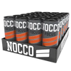 NOCCO FOCUS Stellar Blend Energiajuoma 24-pack; pahvitarjotin, jossa useita mustia NOCCO FOCUS -energiajuomatölkkejä lihavin valkoisin ja oranssein muotoiluin etiketeissä, aseteltu siisteihin riveihin kätevää säilytystä ja esillepanoa varten; tölkeissä mattamusta pinta ja näkyvä groteskitypografia sanoille ”NOCCO” ja ”FOCUS”; kuva on lähikuva valkoista taustaa vasten; ei ihmisiä tai käsiä näkyvissä.