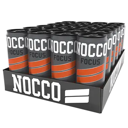 NOCCO FOCUS Stellar Blend Energiajuoma 24-pack; pahvitarjotin, jossa useita mustia NOCCO FOCUS -energiajuomatölkkejä lihavin valkoisin ja oranssein muotoiluin etiketeissä, aseteltu siisteihin riveihin kätevää säilytystä ja esillepanoa varten; tölkeissä mattamusta pinta ja näkyvä groteskitypografia sanoille ”NOCCO” ja ”FOCUS”; kuva on lähikuva valkoista taustaa vasten; ei ihmisiä tai käsiä näkyvissä.