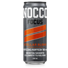 NOCCO FOCUS Stellar Blend Energiajuoma 24-pack; tölkki NOCCO Focus -energiajuomaa, maku Stellar Blend, oranssilla raitakuviolla; alumiinitölkki on korkea ja sylinterinmuotoinen mattapinnalla; pääväreinä musta, oranssi ja hopea; merkin ja tuotteen nimessä käytetään lohkomaista groteskikirjasinta; kofeiinipitoisuutta, sokerittomuutta ja hiilihappoisuutta koskeva tieto näkyy useilla kielillä; ei ihmisiä tai käsiä näkyvissä; tuote esillä yksinään yksivärista taustaa vasten suoraan edestä kuvattuna.