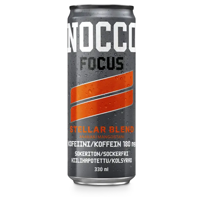 NOCCO FOCUS Stellar Blend Energiajuoma 24-pack; tölkki NOCCO Focus -energiajuomaa, maku Stellar Blend, oranssilla raitakuviolla; alumiinitölkki on korkea ja sylinterinmuotoinen mattapinnalla; pääväreinä musta, oranssi ja hopea; merkin ja tuotteen nimessä käytetään lohkomaista groteskikirjasinta; kofeiinipitoisuutta, sokerittomuutta ja hiilihappoisuutta koskeva tieto näkyy useilla kielillä; ei ihmisiä tai käsiä näkyvissä; tuote esillä yksinään yksivärista taustaa vasten suoraan edestä kuvattuna.