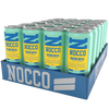 NOCCO Golden Soleil Energiajuoma 24-pack: sininen rasia, jossa useita NOCCO Golden Soleil -energiajuomatölkkejä; vaaleanvihreät alumiinitölkit ovat sylinterimäisiä mattapinnalla; sininen groteskiteksti näyttää brändinimen "NOCCO" ja keltainen suorakulmainen etiketti sisältää lisätietoa pienemmällä tekstillä; kaikki tuotteet ryhmiteltynä rasiaan vaaleaa, hyvin valaistua taustaa vasten; ei ihmisiä tai käsiä näkyvissä.