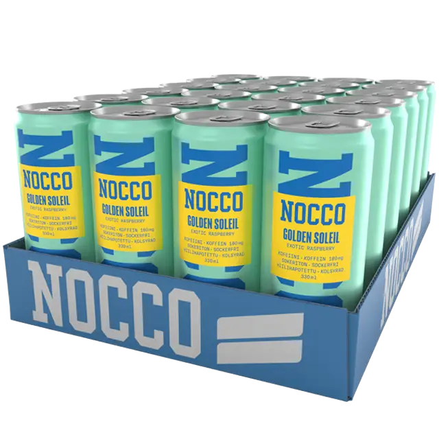 NOCCO Golden Soleil Energiajuoma 24-pack: sininen rasia, jossa useita NOCCO Golden Soleil -energiajuomatölkkejä; vaaleanvihreät alumiinitölkit ovat sylinterimäisiä mattapinnalla; sininen groteskiteksti näyttää brändinimen "NOCCO" ja keltainen suorakulmainen etiketti sisältää lisätietoa pienemmällä tekstillä; kaikki tuotteet ryhmiteltynä rasiaan vaaleaa, hyvin valaistua taustaa vasten; ei ihmisiä tai käsiä näkyvissä.