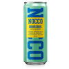 NOCCO Golden Soleil Energiajuoma 24-pack: korkea, mintunvihreä NOCCO Golden Soleil -tölkki eksoottinen vadelma -maulla, lihavoitu sininen ja keltainen etikettiteksti sekä tuotetietoa usealla kielellä, mukaan lukien tärkeimmät BCAA-tiedot; alumiinitölkki on mattapintainen ja sylinterimäinen; pääetiketissä lohkomainen groteskikirjasin ja numerotietoa sinisellä ja keltaisella etuosassa; kuvattu neutraalia taustaa vasten, ei ihmisiä tai käsiä näkyvissä.