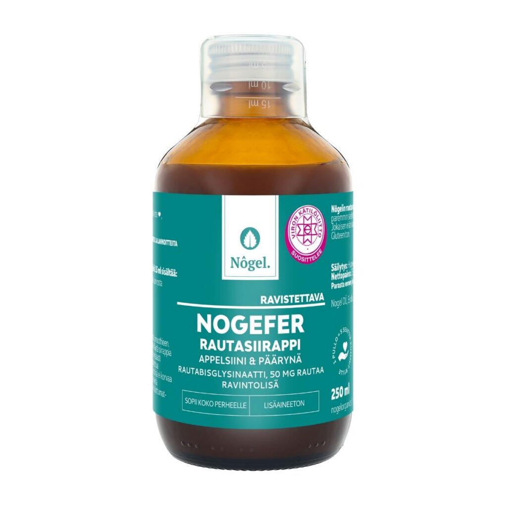 NOGEFER Rautasiirappi; ruskea, kiiltävä sylinterinmuotoinen pullo merkitty Nögel RAUTASIIRAPPI turkoosin ja valkoisen tekstin kera, seisoo pystyssä; etiketissä pinkki sinettikuvitus ja "250 ml" -merkintä; teksti kertoo rautasiirapista appelsiinin ja päärynän maulla, suositellut Viron Kätilöliiton toimesta; ei ihmisiä tai käsiä näkyvissä, tausta valkoinen.