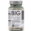Natura Media BIGhair; pullo BIG hair, nails & skin -ravintoainekompleksia Natura Medialta, sisältää 60 kollageenikapselia; läpinäkyvä lieriömäinen muovipullo heijastavalla hopeisella kierrekannella, sisällä näkyy beigejä kapseleita; etiketissä lihavoitua mustaa groteskitekstiä neutraalilla pohjalla; kuvattu valkoisella taustalla, ei ihmisiä tai muita esineitä näkyvissä.