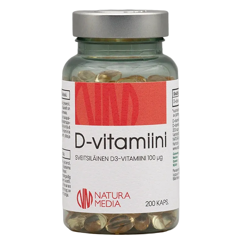 Natura Media D-vitamiini 100 mikrog: läpinäkymätön muovipurkki valkoisella kierrekorkilla ja mattapinnalla; etiketti on punavalkoinen, lihavoitu groteskikirjasin; suomenkielinen teksti kertoo D3-vitamiinista, 200 kapselista à 100 µg ja vahvasta annoksesta; kuva keskitetty vaaleaa taustaa vasten, ei ihmisiä tai käsiä näkyvissä.