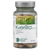 Natura Media Kverilla Plus; pullo tekstillä ”Kverilla Plus” valmistaja Natura Media, sisältää 80 kapselia; astia lieriömäinen ja läpikuultamattoman valkoinen kierrekorkilla; etiketti kiiltäväpintainen vihreän ja beigen sävyissä ruohokuvituksin; teksti pääosin groteskifontilla, etiketissä erityisesti korostettu kversetiini ja perillauute; neutraali studiotausta, ei ihmisiä tai käsiä.